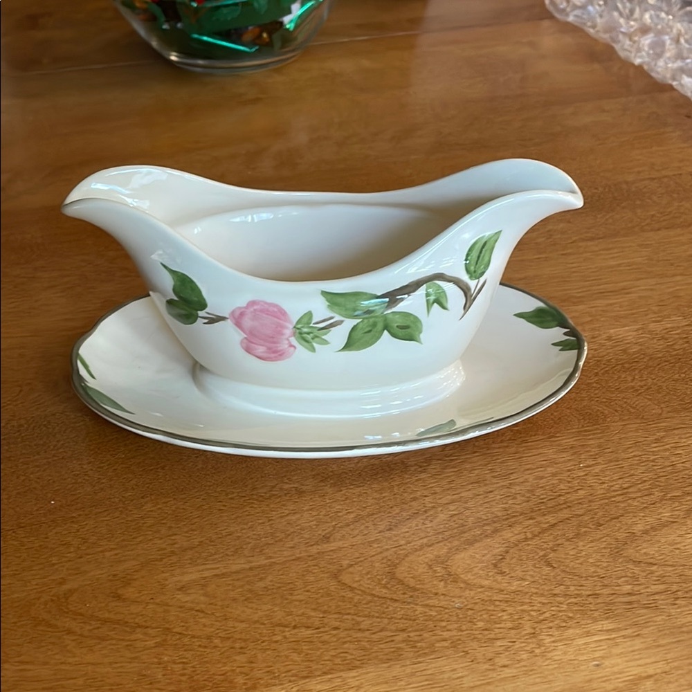 Desert Rose (England Backstamp)
Gravy Boat with Attached Underplate